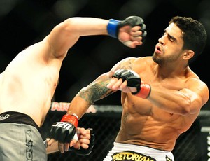 luta entre Nurmagomedov e Thiago Tavares no UFC São Paulo (Foto: Marcos Ribolli / Globoesporte.com)