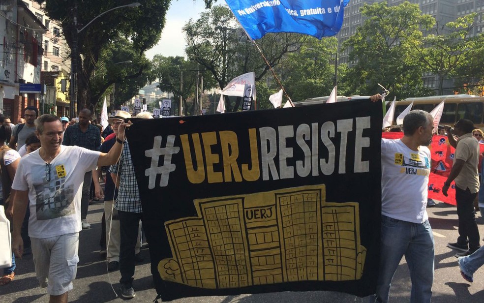 Servidores e alunos da Uerj fazem caminhada na Rua São Francisco Xavier (Foto: Fernanda Rouvenat / G1)