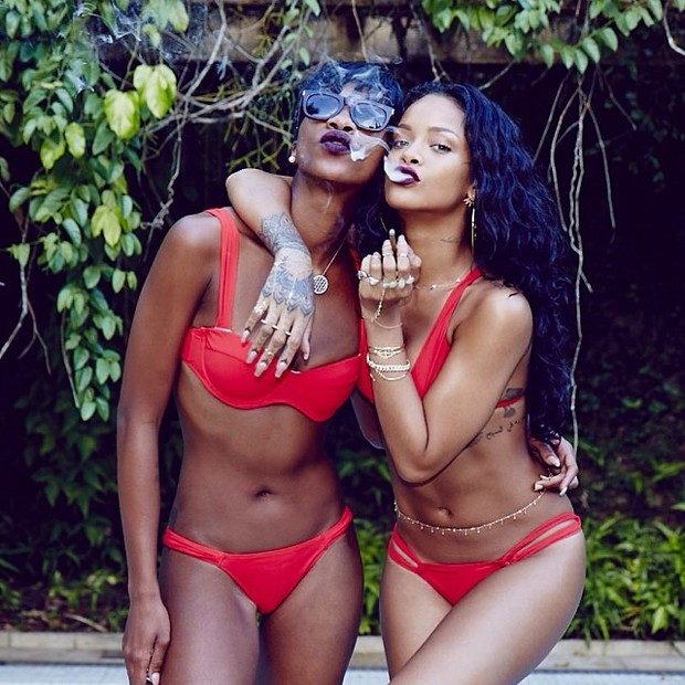 Rihanna e amiga posam de biquíni vermelho (Foto: Instagram/ Reprodução)