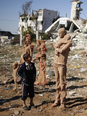 FOTOS: artista homenageia famílias obrigadas a deixar Faixa de Gaza (Mohammed Salem/Reuters)