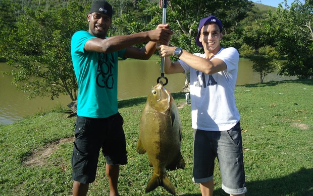 Caio e Dedé em pesacaria em Barra Mansa, RJ (Foto: Fair Play Assessoria)