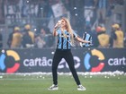 Carol Portaluppi volta a invadir campo para comemorar vitória do Grêmio