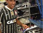 Paulinho apresenta nova segunda camisa do Corinthians