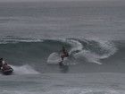 Cauã Reymond encara tempo nublado para surfar no Rio