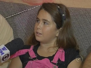Emanuela Bassi tem 10 anos e sabe falar Libras desde os 3 (Foto: Reprodução/ TV TEM)