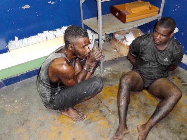 Rafael Silva e Souza (agachado) e Rogério Fernando Cunha de Abreu, dois dos quatro detentos recapturados depois da fuga do Complexo de Gericinó, em Bangu, na Zona Oeste do Rio (Foto: Divulgação/Seap) Rafael Silva e Souza (agachado) e Rogério Fernando Cunha de Abreu, dois dos quatro detentos recapturados depois da fuga do Complexo de Gericinó, em Bangu, na Zona Oeste do Rio (Foto: Divulgação/Seap)