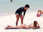Thammy Miranda e Andressa Ferreira trocam carinhos na praia