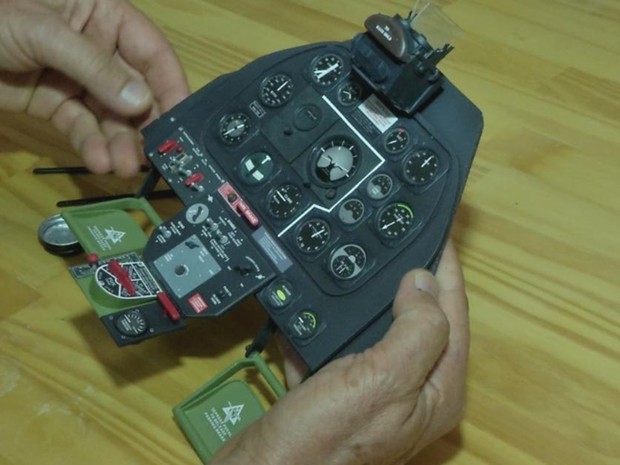 Controle remoto do avião que está em construção (Foto: Reprodução/ TV TEM)