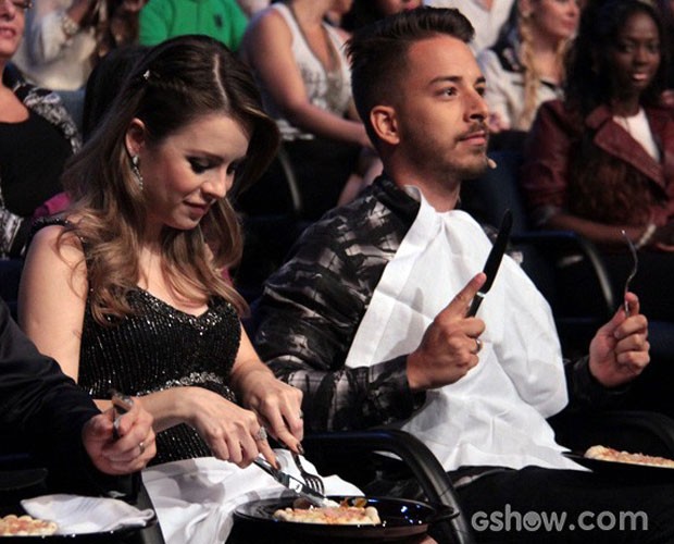 A cantora ao lado do irmão Junior comendo pizza. Hum.... (Foto: TV Globo)