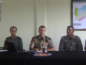 Tenente-Coronel Souza Neto (centro) apresenta balanço de atuação da Polícia Militar (Foto: Taiguara Rangel/G1)