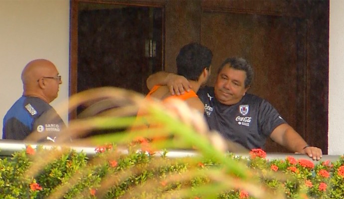 Antes de deixar concentração do Uruguai, Suárez é consolado por membro da comissão técnica em hotel de Natal (Foto: Reprodução/Inter TV Cabugi)