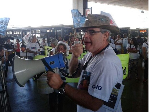 Manifestante usa alto-falante em protesto na Rodoviária do Plano Piloto, em Brasília, contra a Copa do Mundo (Foto: Lucas Nanini/G1)
