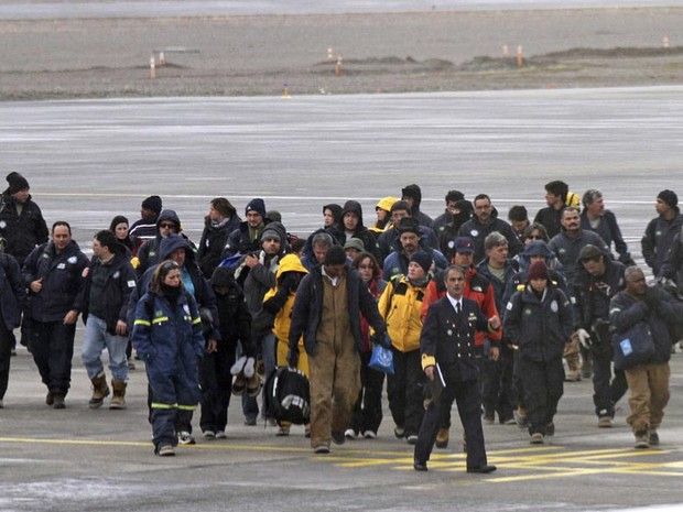 Pesquisadores brasileiros chegam ao aeroporto de Punta Arenas, no Chile, após o incêndio na Estação Antártica Comandante Ferraz (Foto: Reuters/Stringer)