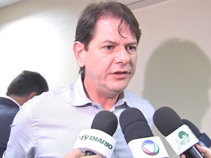 Governador dá entrevista na saíde de reunião com manifestantes (Foto: TV Verdes Mares/Reprodução)