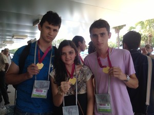 Estudantes do PI recebem medalha de ouro das mãos da presidente  (Foto: Gilcilene Araújo/G1)