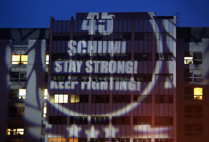 projeção na parede do hospital do schumacher (Foto: Getty Images)