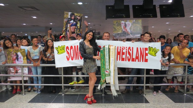 Sheislane Hayalla, segunda colocada no Miss Amazonas 2015, no aeroporto em Manaus (Foto: Divulgação)