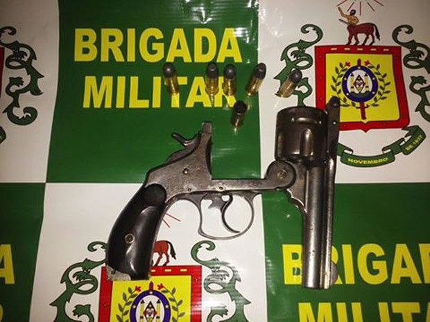 Arma encontrada com o suspeito do crime (Foto: Brigada Militar/Divulgação)