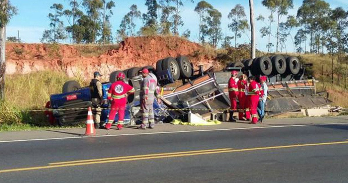 G1 - Motorista morre após caminhão tombar na BR-262 em Campos ... - Globo.com