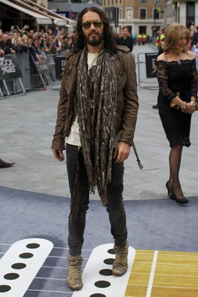 Russell Brand no "Rock of Ages" Premiere (Foto: afp)