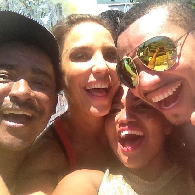 Gaby Amarantos também postou foto no Instagram em que aparece ao lado do Compadre Washington, Ivete Sangalo e Naldo (Foto: Reprodução) Gaby Amarantos também postou foto no Instagram em que aparece ao lado do Compadre Washington, Ivete Sangalo e Naldo (Foto: Reprodução)