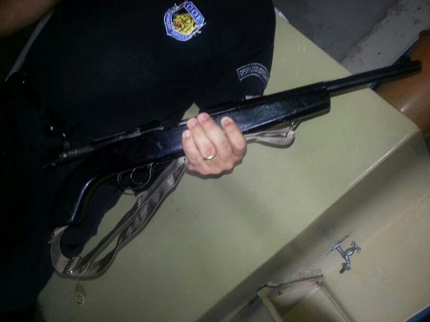 O fuzil encontrado, calibre 762, tinha um cano adaptado de 7 milímetros. (Foto: Thiago Penteado/TV Fronteira)
