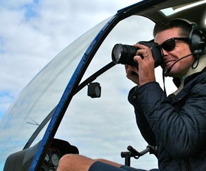 O fotógrafo Gray Malin em um helicóptero (Foto: Gray Malin/Divulgação)