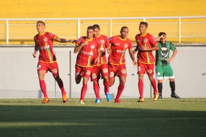 Jogadores do Galvez comemoram gol (Foto: João Paulo Maia)