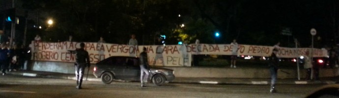 Torcedores do São Paulo fazem protesto no Morumbi (Foto: Carlos Augusto Ferrari)