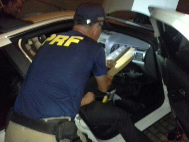 Droga foi encontrada escondidda na lataria do veículo, atrás do porta-luvas e no painel (Foto: Divulgação/PRF)