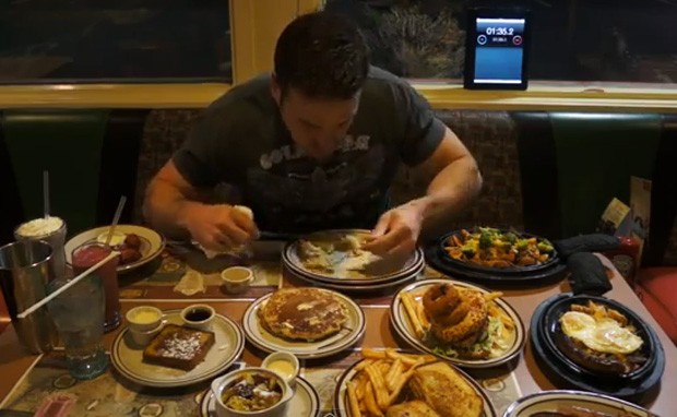 Americano devorou cardápio com 10 pratos em apenas 20 minutos (Foto: Reprodução)