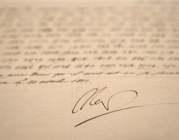 Carta escrita em cógico por Napolão e assinada 'Nap'. (Foto: Christophe Ena/AP) Carta escrita em cógico por Napolão e assinada 'Nap'. (Foto: Christophe Ena/AP)