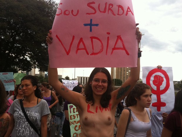 Helenne Sanderson protesta contra violência que, segundo ela, atinge mais as mulheres surdas (Foto: Rafaela Céo / G1)