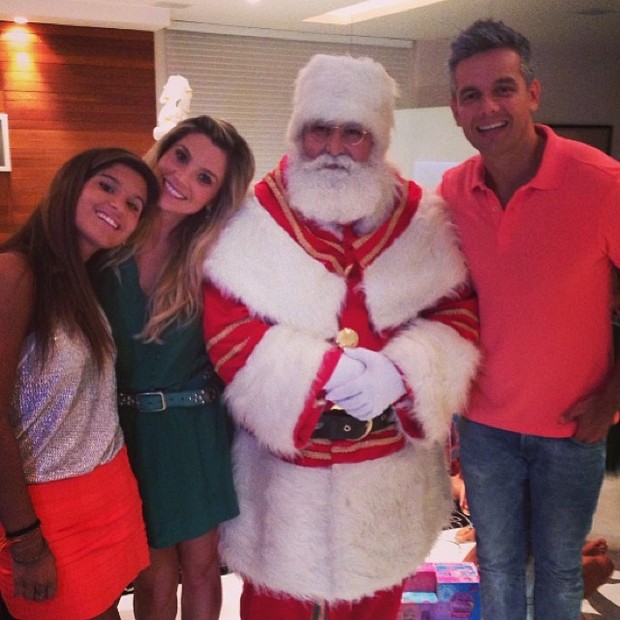 Flávia Alessandra, filha Giulia e Otaviano Costa com papai noel (Foto: Instagram / Reprodução)