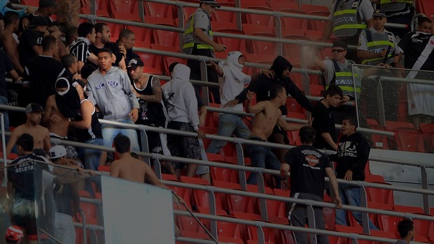 cleuter Briga torcida corinthians e vasco estádio mané Garrincha (Foto: Ed Ferreira / Agência Estado)