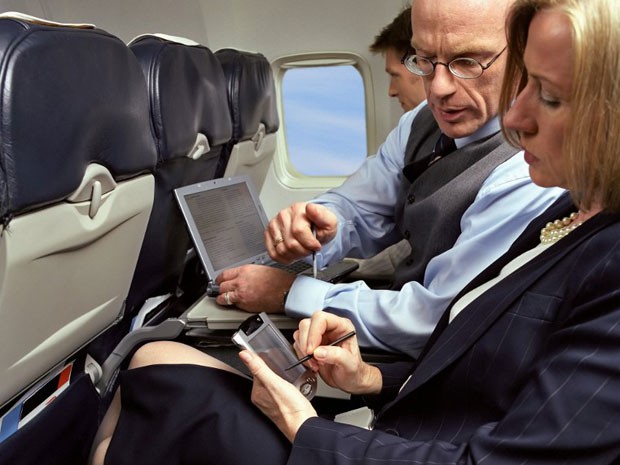 Segundo pesquisa, internet durante o voo é mais valorizada do que espaço nas poltronas (Foto: Stock4B GMBH/Image Source/AFP)