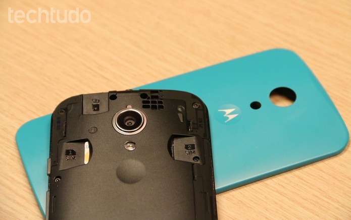 Assim como no modelo 2013, o novo Moto G também permite trocar a traseira colorida (Foto: TechTudo/Isadora Diaz)