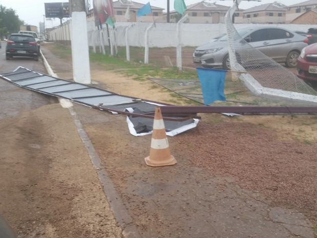 Placa da fachada de um estacionamento foi destruída pelo vendaval em Porto Velho (Foto: Toni Francis/G1) Placa da fachada de um estacionamento foi destruída pelo vendaval em Porto Velho (Foto: Toni Francis/G1)