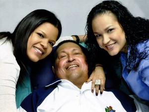 Imagem mostra Chávez ao lado das filhas em Cuba (Foto: Divulgação) Imagem mostra Chávez ao lado das filhas em Cuba (Foto: Divulgação)