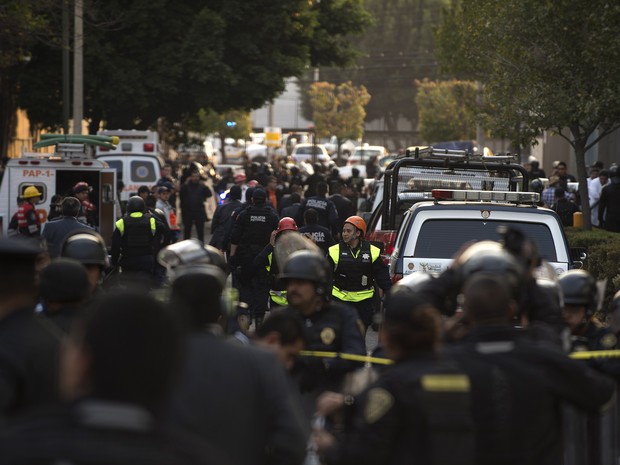 Policiais e equipes de resgate trabalham na área do edifício da empresa petrolífera Pemex, onde uma explosão deixou mortos e feridos. (Foto: AFP)