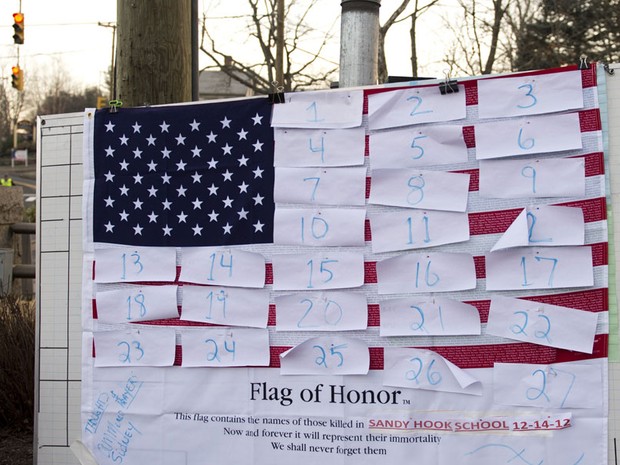 Bandeira em Newtown aguarda a divulgação dos nomes das vítimas do massacre na escola Sandy Hook (Foto: AFP)
