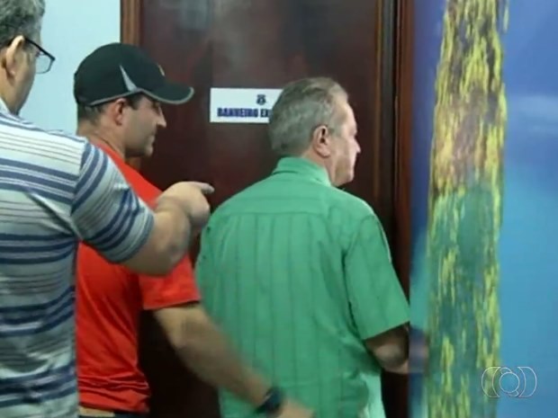 Servidor do Detran-GO é preso suspeito de corrupção passiva, em Anápolis, Goiás (Foto: Reprodução/ TV Anhanguera)