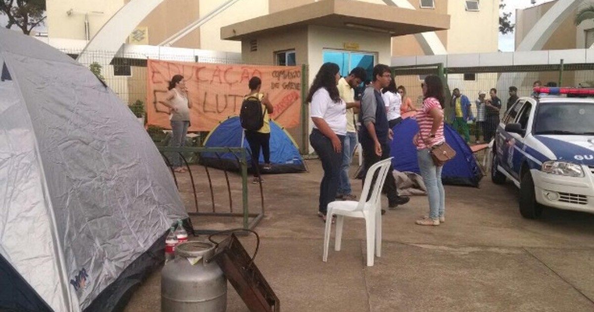 G1 Professores em greve acampam em frente à prefeitura de Aparecida