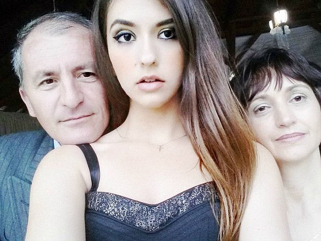 A romena com os pais