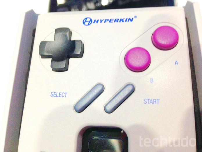 Smartboy mais próximo, lembra bastante um Game Boy nos detalhes (Foto: Felipe Vinha/TechTudo) Smartboy mais próximo, lembra bastante um Game Boy nos detalhes (Foto: Felipe Vinha/TechTudo)