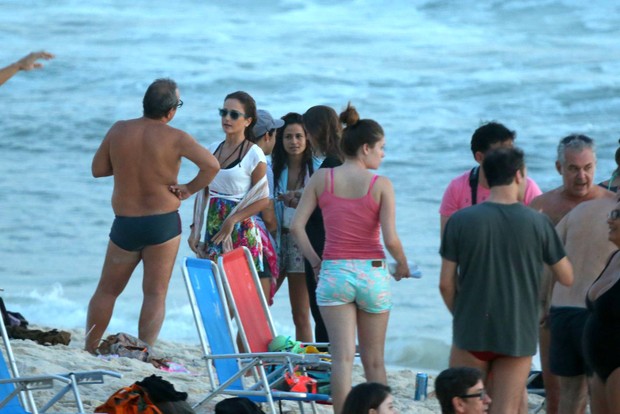 Nanda Costa e amigos na praia do Arpoador, RJ (Foto: André Freitas / AgNews)