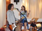 De shortinho, Alinne Rosa ensaia com Luiz Caldas