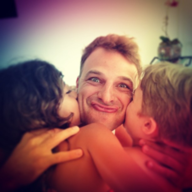 Cassio reis ganha beijo dos filhos (Foto: Reprodução/Instagram)