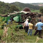 Máquina de colheita cai de 100 m e mata homem (Máquina de colheita de 100 m cai e mata homem (Máquina de colheita de 100 m cai e mata 1 (Marcelo Bonomini / RPC TV))) Máquina de colheita cai de 100 m e mata homem (Máquina de colheita de 100 m cai e mata homem (Máquina de colheita de 100 m cai e mata 1 (Marcelo Bonomini / RPC TV)))