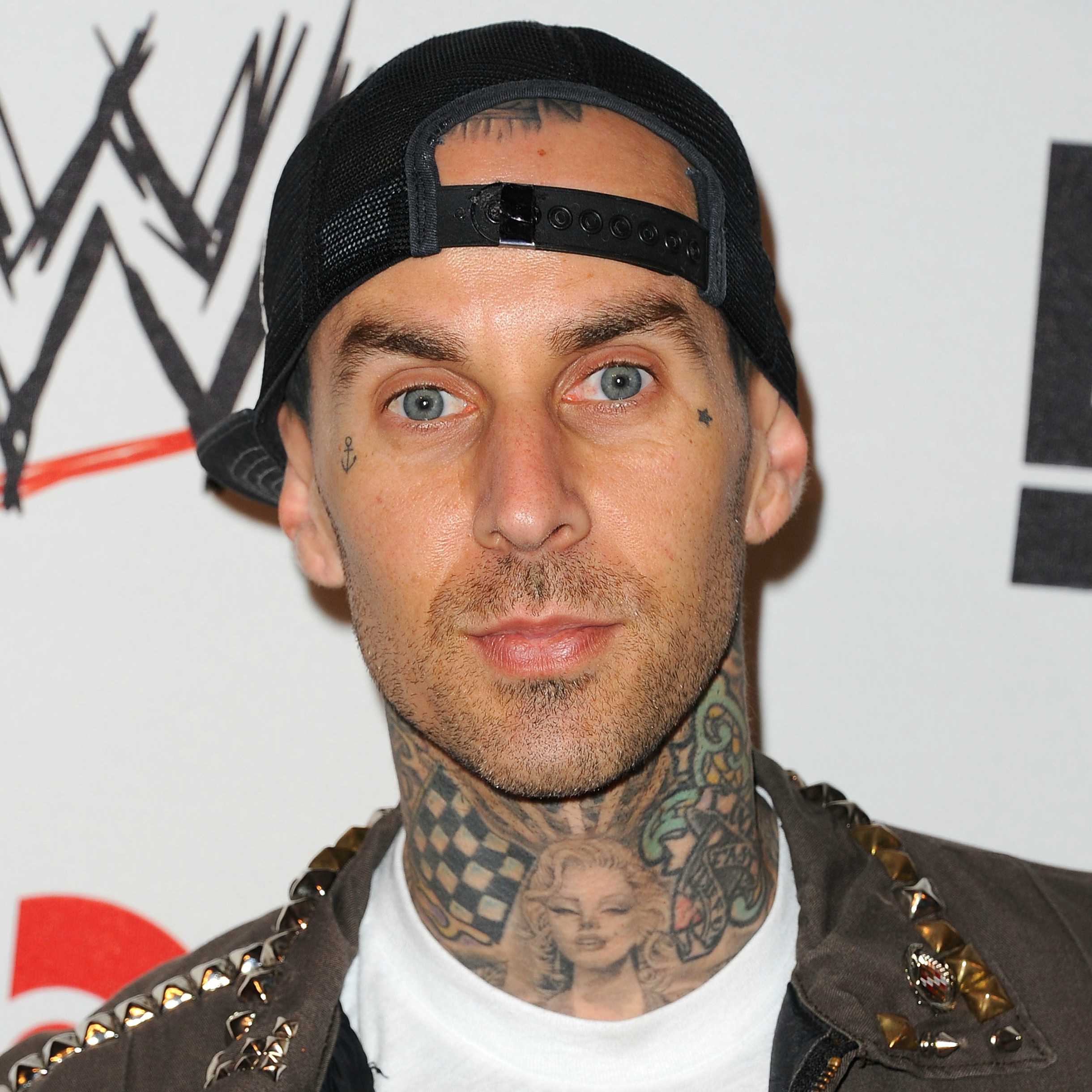 O baterista do Blink 182, Travis Barker, sobreviveu a um acidente aéreo que matou quatro pessoas em 2008. (Foto: Getty Images)